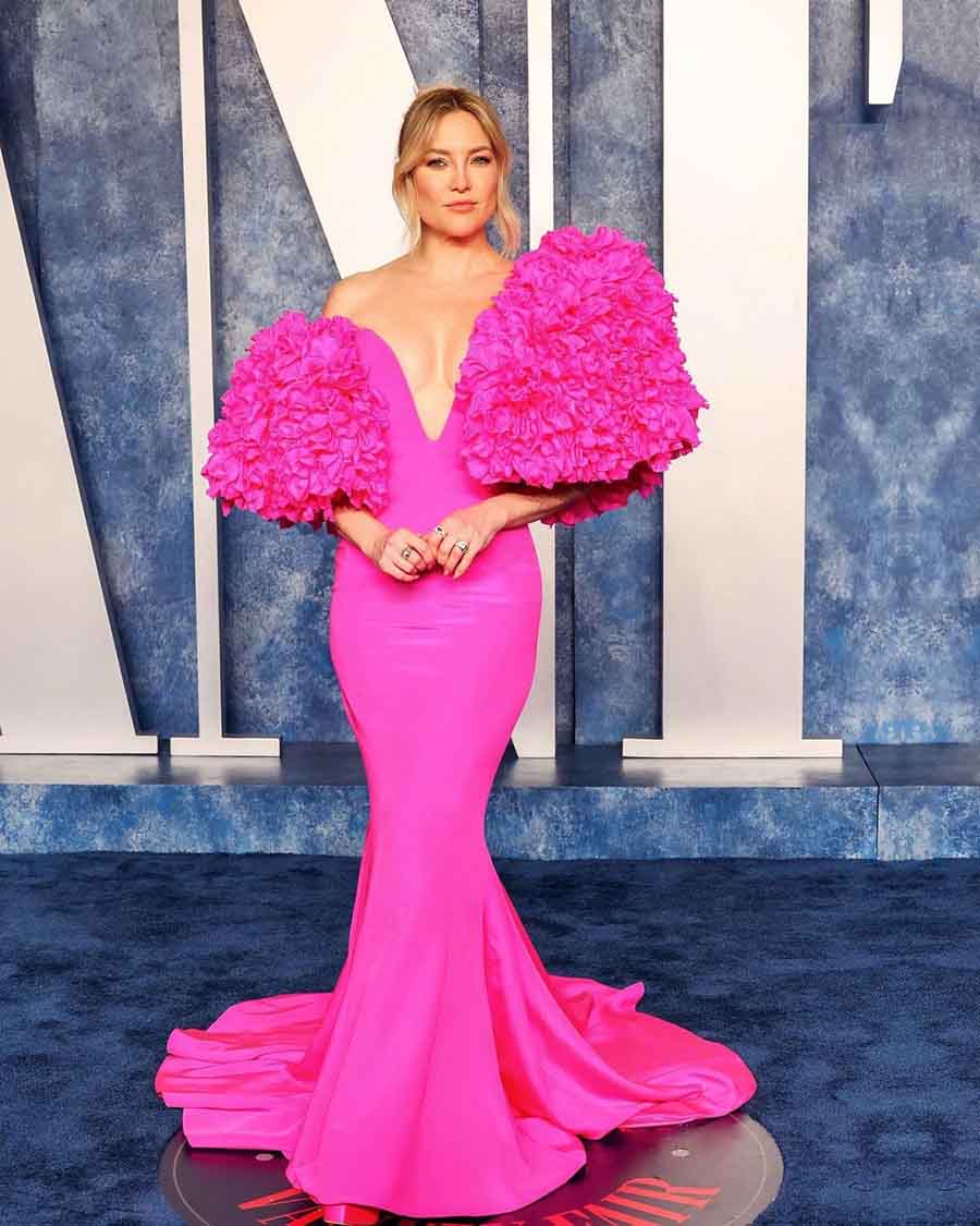 Kate Hudson stunned in a Tamara Ralph hot pink structured couture gown with a dramatic handmade petal cape. 