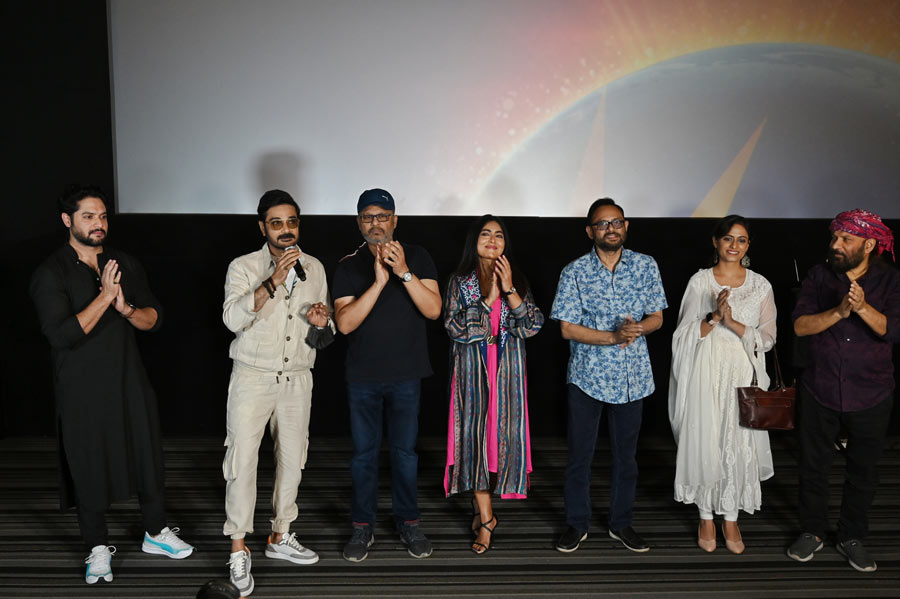  'Shesh Pata', a film directed by Atanu Ghosh was screened on Tuesday at Inox, Quest Mall. The film is based on a story of values and moral vision, the pangs of conscience and a search for light at the end of the tunnel. Actors Prosenjit Chatterjee, Gargee Roy Chowdhury, Vikram Chatterjee, Rayati Bhattacharya & music composer Debojyoti Mishra along with the cast & crew were present at the screening   