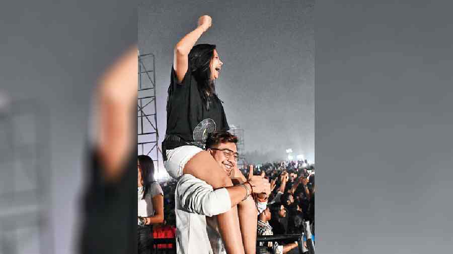 No concert is complete without getting on your friend’s/partner’s shoulders. We spotted this duo who certainly seemed to be having fun