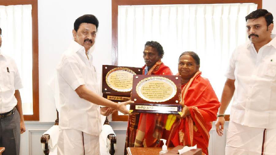 The couple, caretakers of elephants at Mudumalai in the Nilgiris district, met the Chief Minister, days after the documentary bagged the Academy Award.