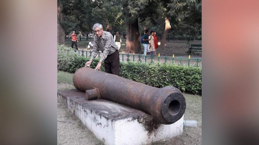 Inspecting an unmarked cannon at the south gate of Victoria Memorial 