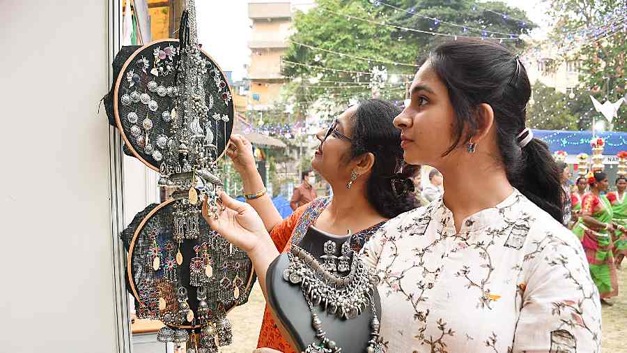 These young ladies appear spoilt for choice by the breathtaking collection of silver and semi-precious jewellery in traditional, contemporary and quirky designs. Statement neck-pieces, cocktail finger-rings and oversized Kundan ear-drops are some of the products vying for buyers’ attention.