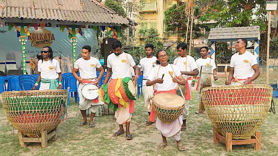 A group of tribal performers enthralled visitors with the energetic, festive and frenzied beats of the Dhamsa, a special type of tribal drums unique to the Adivasi belts of Bengal, Odisha and Jharkhand.