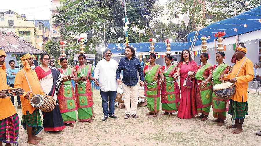 Filmmaker Aniruddha Roy Chowdhury with Tanmoy Bose and Bonnya Bose of Tabla.Inc and Sonali Chakraborty of AIM as they join a performance by Santhal dancers on the inaugural day of Kolkata Carnival 2023.
