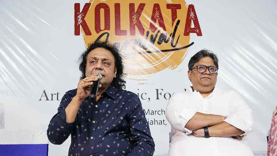 The festival was inaugurated by noted film-maker Aniruddha Roy Chowdhury (right). Tanmoy Bose of Tabla. Inc (left) delivered the inaugural address in which he drew attention to the rich diversity of Indian art and culture. He also highlighted the importance of appreciating, promoting and popularising traditional art and craft forms and reviving those forms that are almost forgotten.
