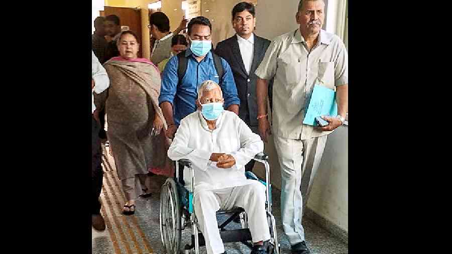 Lalu arrives at Rouse Avenue Court in New Delhi on Wednesday. 