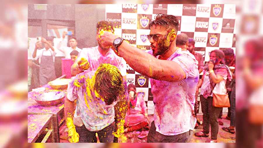 Burra na mano Holi hai! We spotted this pair indulging in a fun moment at the party