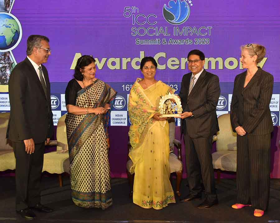 West Bengal minister for Industries, Commerce & Enterprises and Department of Women and Child Development and Social Welfare, Sashi Panja, conferred the ‘Social Impact Leadership Award of the Year’ to Dr Vibha Dhawan at the fifth ICC Social Impact Summit & Awards