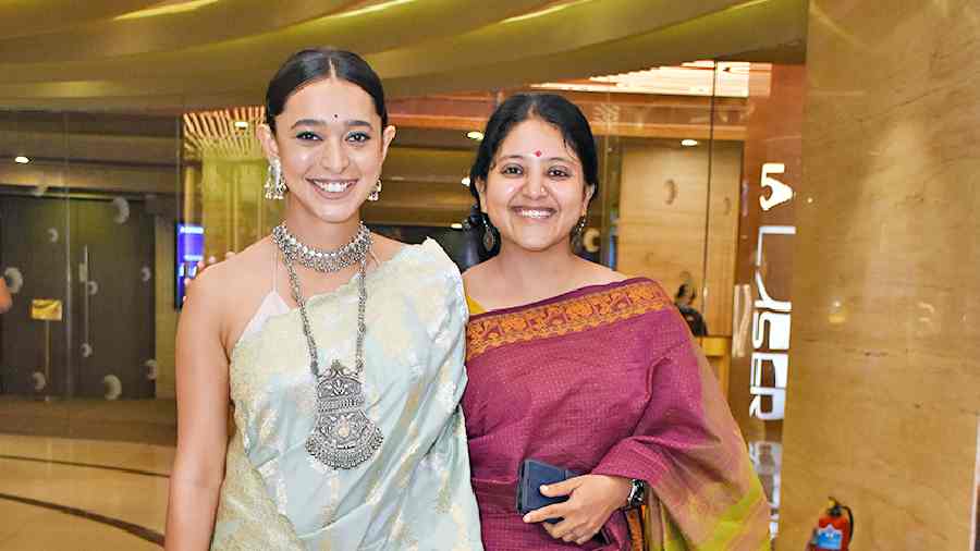 Sayani Gupta and Promita Bhattacharya at the premiere of Promita’s film Archie’r Gallery at INOX, South City Mall. “I have got positive feedback from the industry. Rajatavada says that Archie’r Gallery is one of his personal favourites. That is a huge honour. Sayani Gupta has said that the ‘phone-e noye, mone’ brand of innocence is rare and refreshing today. Some of my schoolmates had formed a group to watch the film. They found me on social media and asked me to join them,” smiled Promita.