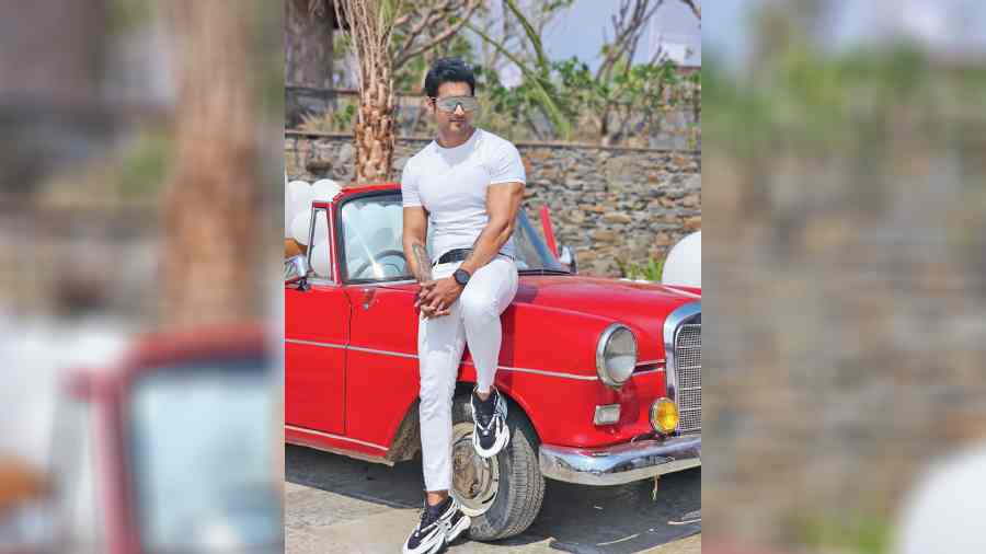 Yash Daasguptaa looks straight out of an international campaign in his smart all-white look. The skiing-style goggles are complemented by a chunky watch and handsome sneakers. Adding to the dashing look is a red classic car, lending the contemporary look, the charm of the #timeless. Channel this look for a date night or a day at the races.