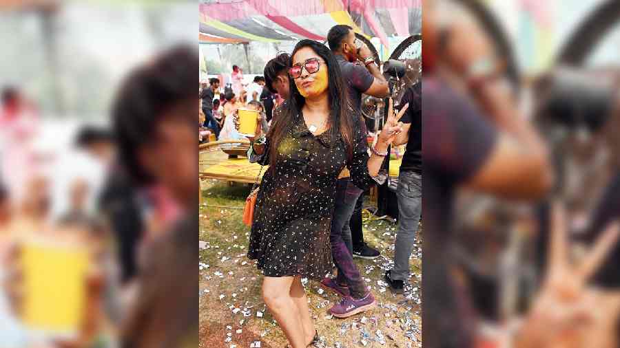 Dressed in black and sporting cool shades, actress Agarwal and Sutirtho Bhattacharjee. Sayantani Guha Thakurta was all geared up for a smashing Holi