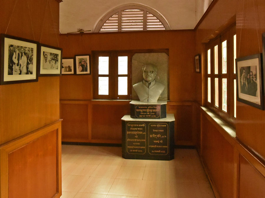 Sheikh Mujibur Rahman lived in Baker Government hostel’s room number 24 way back in 1945-46. The room is now known as Bangobondhu Sriti Kakho. On his 103rd birth anniversary on Friday, members of the Chattogram Press Club along with Andalib Elias, Bangladesh deputy high commissioner, offered floral tributes. As a student of Islamia College (now Maulana Azad College), Bongobondhu had already made his presence in politics. Mujibur was elected as the general secretary of the college union 