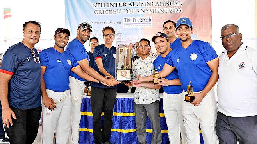Team St. Xavier’s Collegiate School with the winning trophy. “Everyone clicked together and chipped in whatever way they could to get us this trophy. We are absolutely overjoyed!” said Rohit Handa (third from left), captain of St. Xavier’s team.  