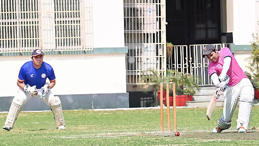 Birla High School won the toss and chose to bat while St. Xavier’s Collegiate School got their defence on while fielding.