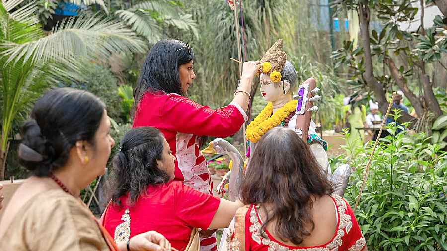 The ladies decorating the Goddess