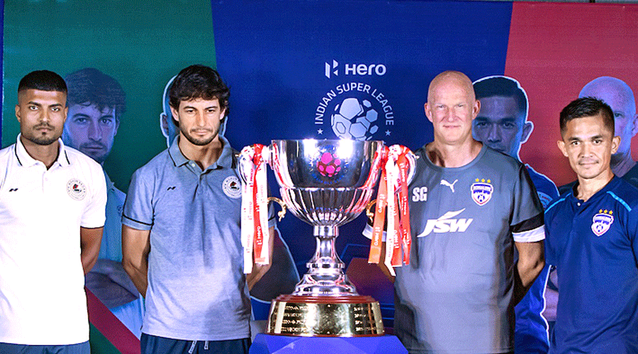 ATK Mohun Bagan (from left) captain Pritam Kotal, coach Juan Ferrando, Bengaluru FC coach Simon Grayson and captain Sunil Chhetri pose with the ISL trophy in Goa on Friday.