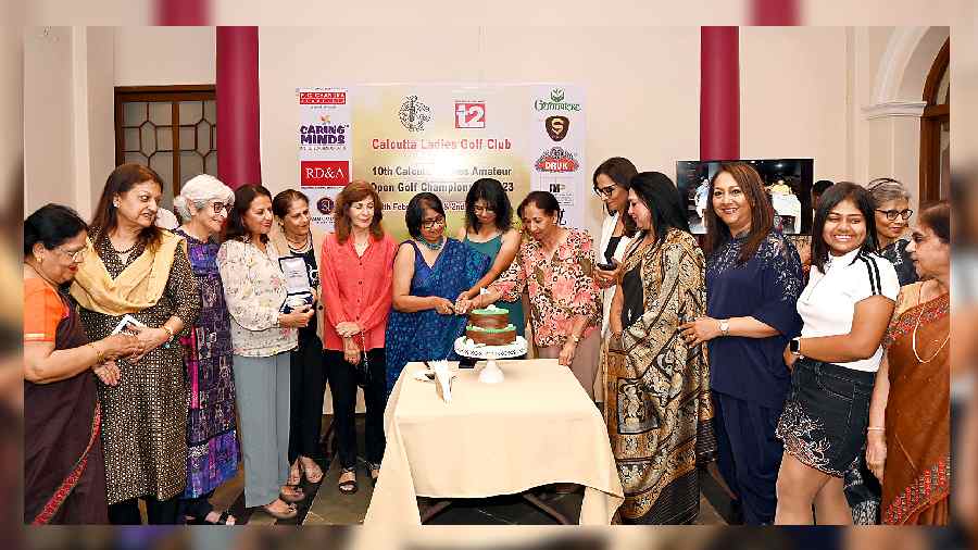 Surrounded by Calcutta Ladies Golf Club president Nina Singh, captain Dhritipriya RayDasgupta and other winners in various categories, RCGC Cup winner Yaalisai Verma (centre) cut the cake at the prize distribution ceremony of the 10th Calcutta Ladies Amateur Open Golf Championship.