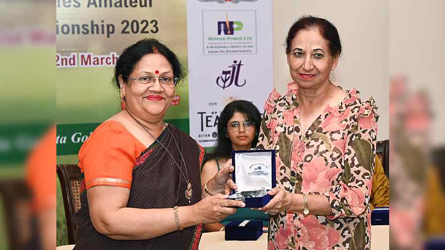 Rina Sen (left) received the medal round winner award for the first day’s play from CLGC president Nina Singh