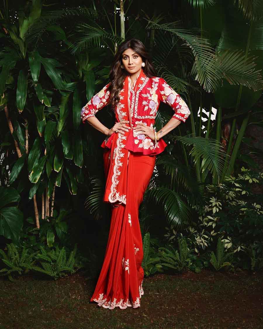 The actress looked regal in a red sari with a white border, which she paired with a collared blazer blouse. 