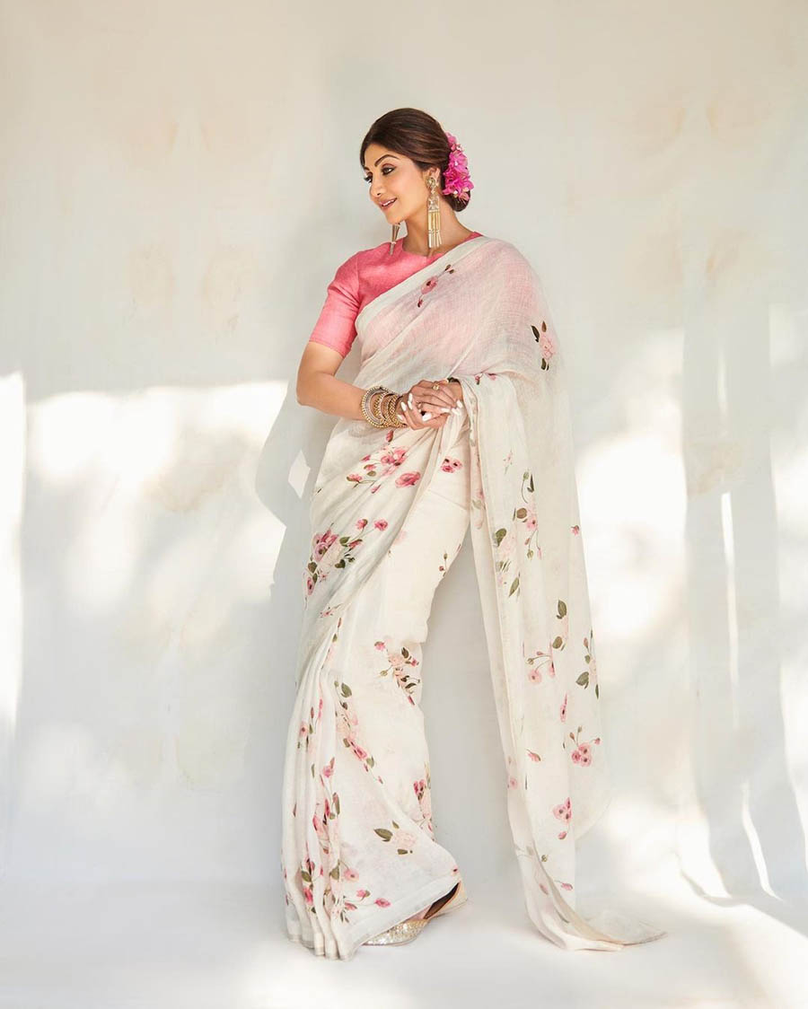 Shilpa glowed in a simple floral print white cotton sari teamed with a soft pink blouse.