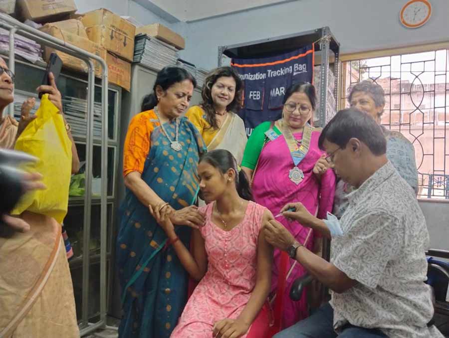 On the occasion of National Vaccination Day, costly cervical cancer vaccines were provided to around 200 women belonging to the lower income group. Unmochan was a joint venture of the state government and Inner Wheel NGO. The camp was held around 1pm at the Urban Primary Health Centre at KMC’s borough ward no 92, Babubagan, Kolkata, on Saturday