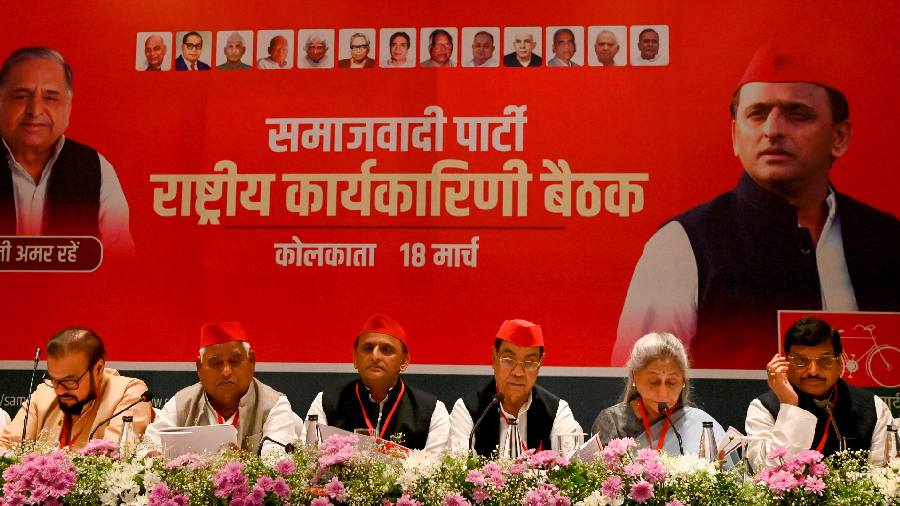 Samajwadi Party Chief Akhilesh Yadav with party's national vice president Kiranmoy Nanda, MP Jaya Bachchan and other leaders at the party's National Executive Meeting, in Calcutta. 
