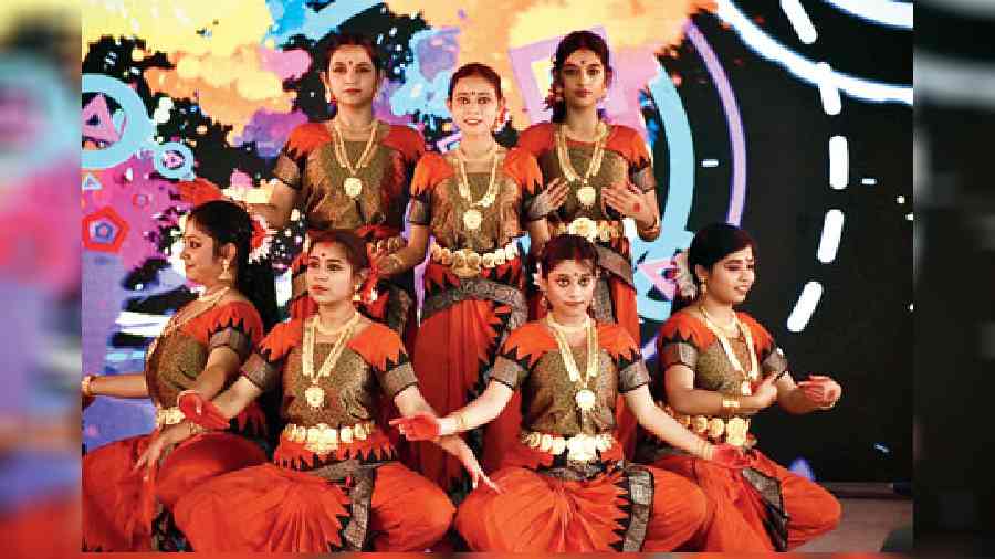 Safarnama or the Eastern group dance exhibited the beauty of the classical dance form which fully bloomed in the concepts created by the young dancers from colleges and universities.