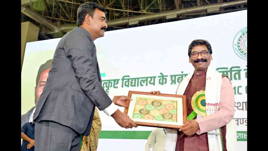 Hemant Soren receives a felicitation from secretary school education and literacy K Ravikumar during the meeting in Ranchi on Monday.