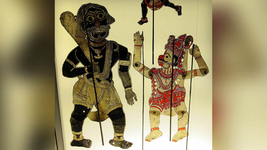 Rod puppets are most commonly seen in West Bengal and Odisha, and are usually much larger than other types of puppets 