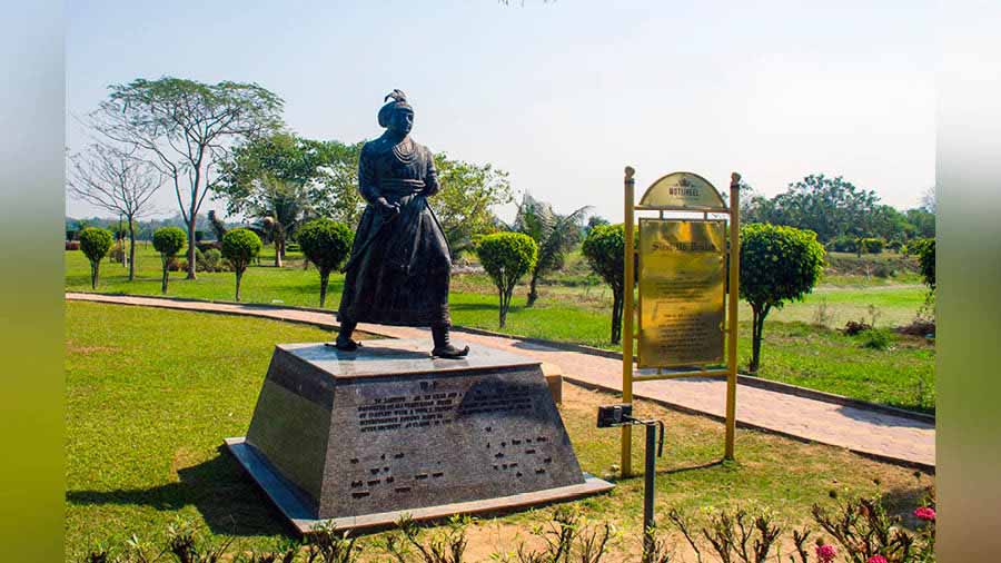 A statue of Siraj ud-Daulah at Motijheel Park 