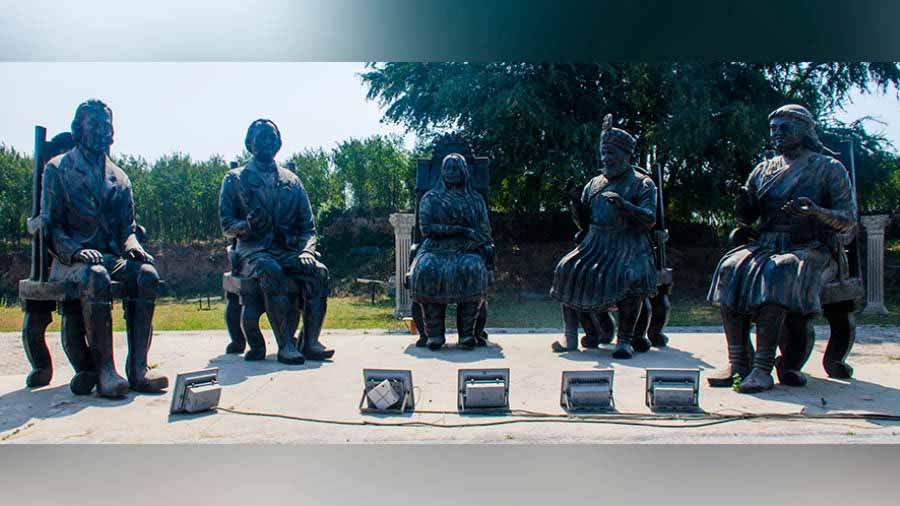Statues of the conspiracy meeting between Ghaseti Begum, Lord Clive, William Watts, Mir Jafar and Jagat Seth — a part of light and sound show at Motijheel Park 