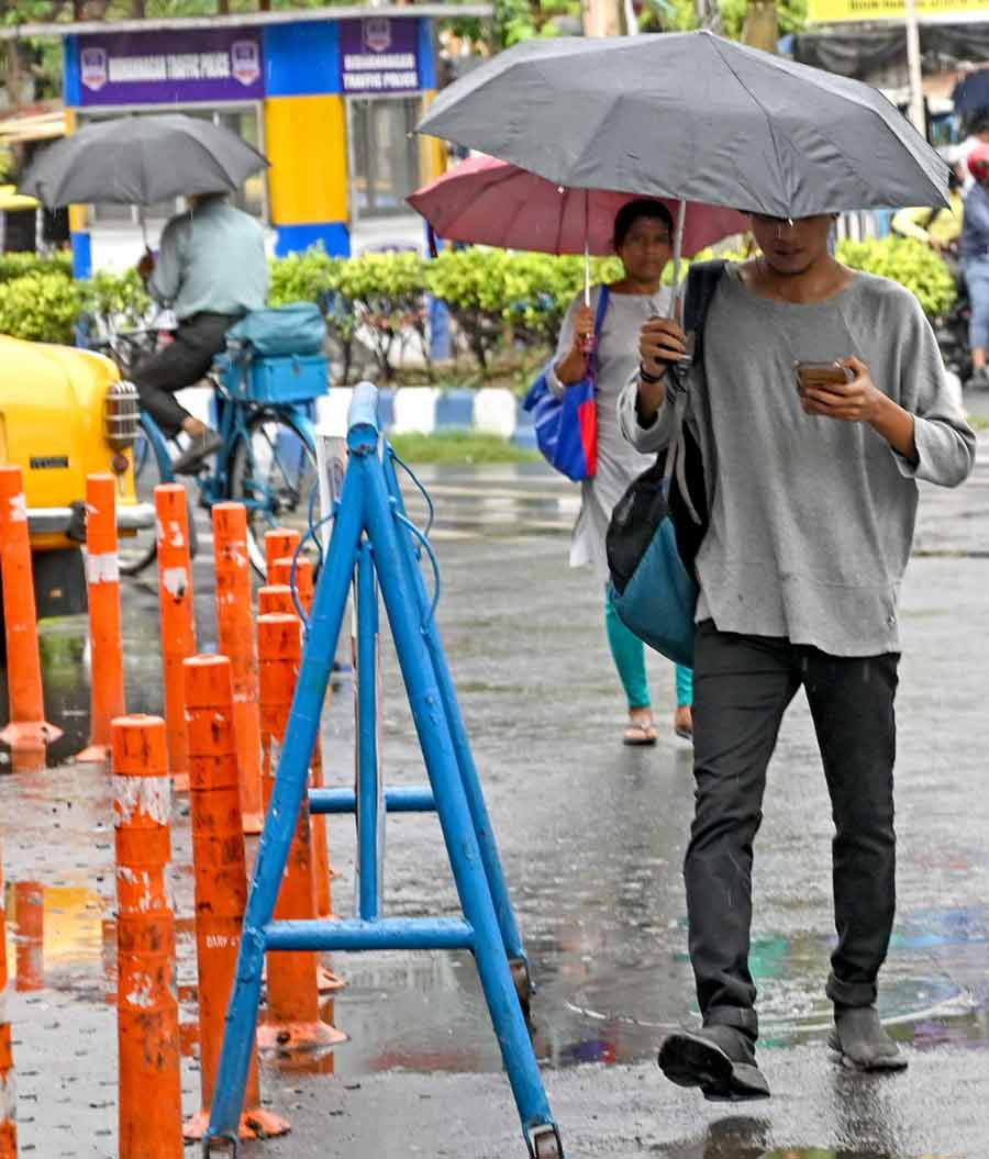Various parts of Kolkata experienced rain and cloudy conditions on Tuesday. The Met department has predicted clear sky on Wednesday      