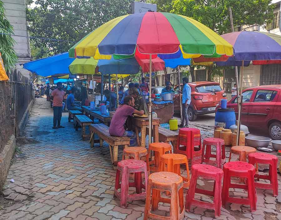 Food stalls on Sudder Street have eaten into more than half of the footpath. Calcutta High Court has recently instructed Kolkata Municipal Corporation to remove encroachments from Behala to Bakkhali. The KMC is also reviewing several other parts of the city to control illegal settlements and hawkers   
