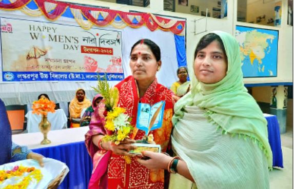 Madhabi Rabidas being felicitated by Laskarpur High School in Murshidabad.