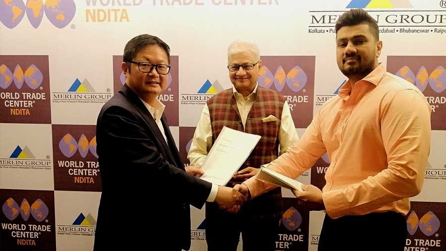Scott Wang, vice president, Asia Pacific region, World Trade Center Association, exchanging an MOU with Saket Mohta, managing director, Merlin Group (right), and Sushil Mohta, chairman, Merlin Group