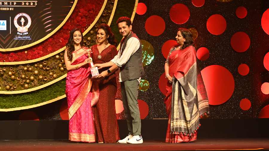 Raima Sen gets her award from Rituparna Sengupta, Parambrata Chattopadhyay and Shikha Sayal