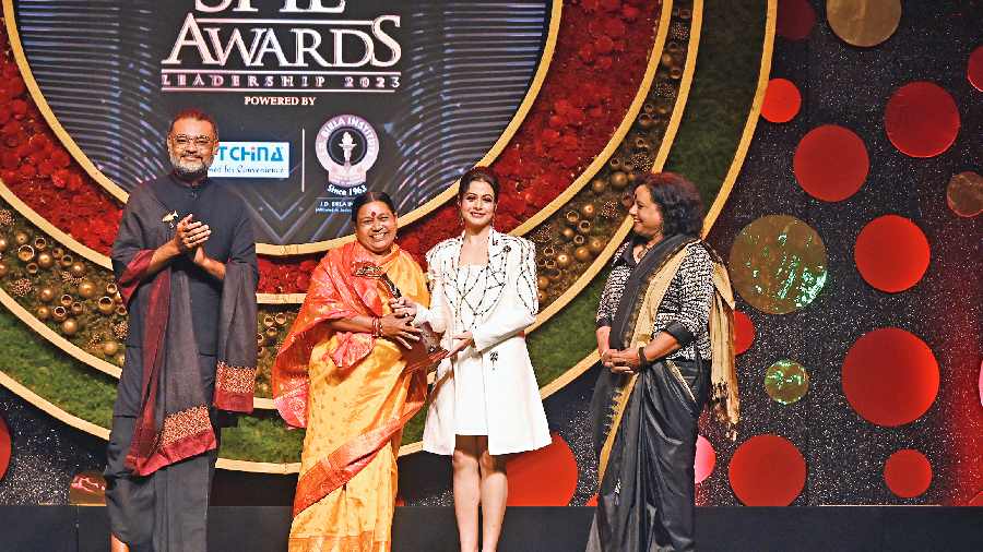 Swarna Chitrakar receives her award from Swarup Dutta, Koel Mallick and Kanaklata Datta
