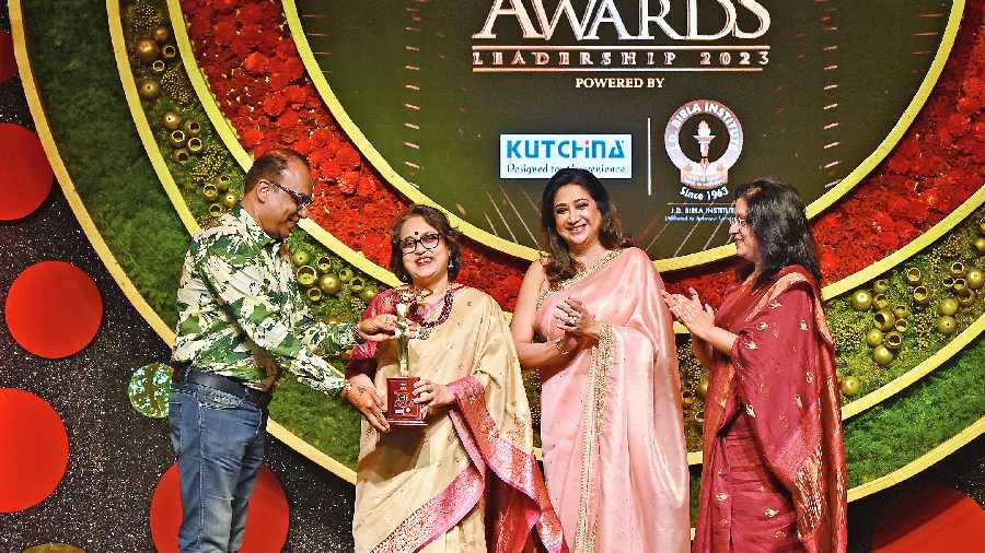 Yashodhara Ray Chaudhuri receives her award from Arindam Sil, Sudarshana Gangulee and Dona Ganguly