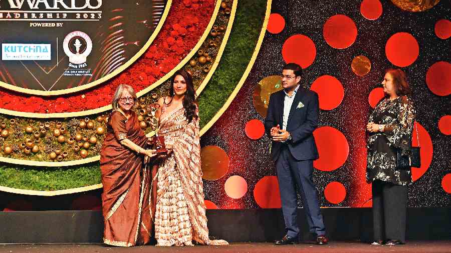 Shanta Ghosh receives her award from Richa Sharma, Devansh Jhajharia and Lovey