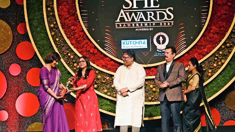 Tapati Guha-Thakurta receives her award from Sudipta Chakraborty, Aniruddha Roy Chowdhury and Sunil Agarwal
