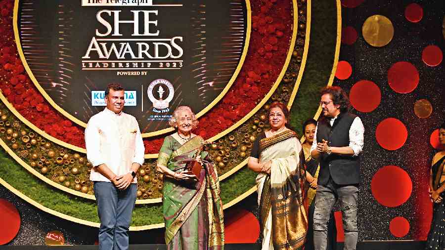 Bharati Ray receives her award from Abhishek Kajaria, Tanusree Shankar and Bickram Ghosh