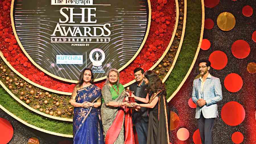 Pramita Mallick receives her award from Madhu Neotia, Ritesh Agarwal, Deepali Singhee and Tota Roy Choudhury