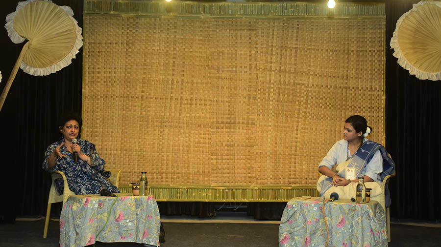  Oindrilla Dutt (left) and Archi Banerjee talk about Partition and Bengal’s crafts during the session ‘Border Crossings’ 