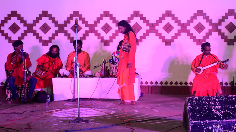  Lakhan Das Baul performs at the conclusion of the Nabanna Earth Weekend 2023