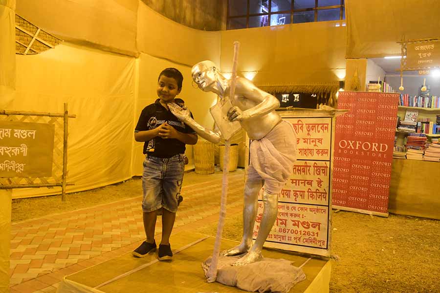 A mime artist keeps children and adults entertained