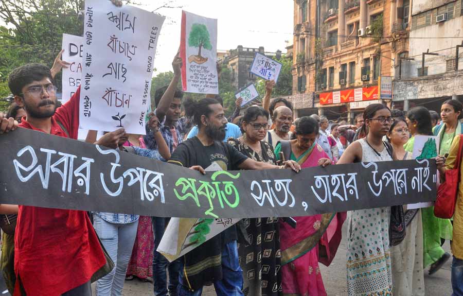 Members of the Jessore Road Gachh Bachao Committee form a human chain at Esplanade, in front of Lenin’s statue, on Saturday afternoon. The committee demonstrated against the felling of more than 300 trees to construct five railway overbridges and widening a portion of the National Highway 112 near the India-Bangladesh border  