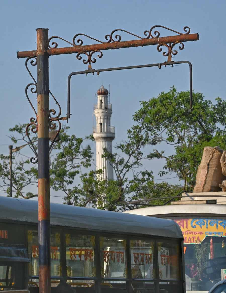 Street lamps are missing at the Esplanade bus stand. Lamp thefts have also been reported from the intersection of Syed Amir Ali Avenue and Ballygunge Park Road three days ago. A probe has been initiated  