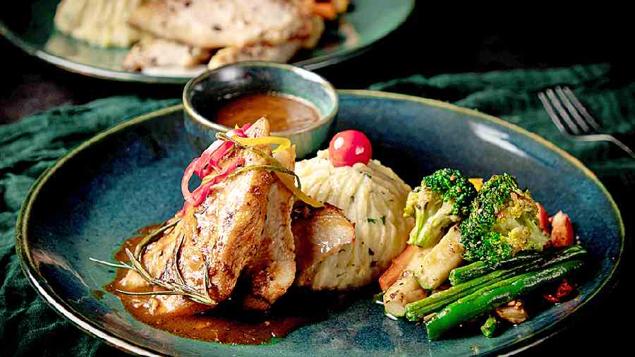 Perfectly marinated chicken grilled with peri-peri is for the ones who love teasing their tastebuds with strong herbs. It is served with a smooth mashed potato and exotic veggies.