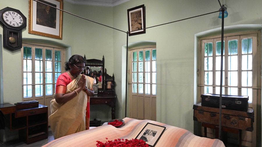 The President pays floral tributes to one of the greatest icons of our freedom struggle Netaji Subhas Chandra Bose.