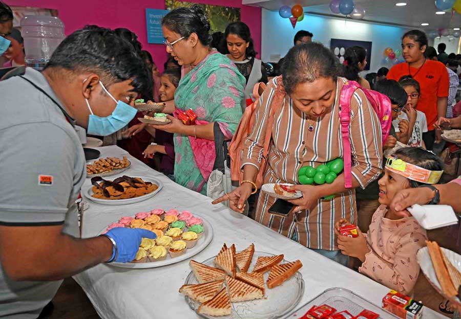 Can there be fun without food? The British Council Carnival took immense care to provide some of the best foods like cupcakes, cookies, sandwiches to children and parents after they were famished enjoying themselves at the event